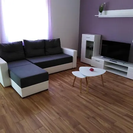 17596a Apartment *